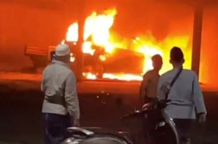 Pikap dan APV milik anggota DPRD di Sampangan madura terbakar. Untung Toyota Alphard selamat