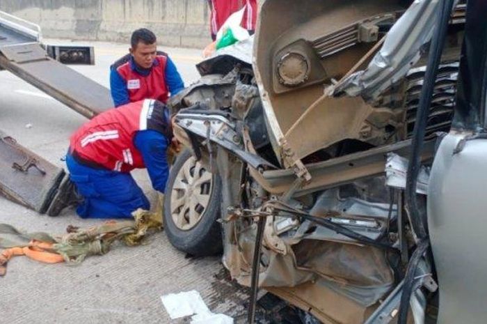 Kabin Toyota Avanza hancur lebur usai terjang truk di depannya