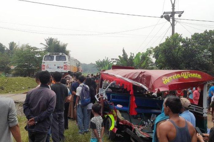 kondisi TKP pasca kecelakaan odong-odong ditabrak kereta api di Serang, Banten, Selasa (26/7/2022). Saksi mata sebut 9 orang meninggal.