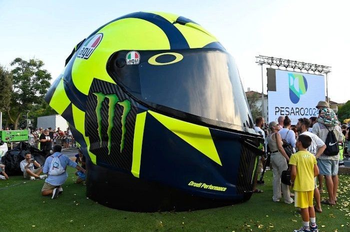 Helm Valentino Rossi versi titan ada di Pesaro, Italia, dua kali tinggi orang Italia dan beratnya lebih dari 400 kg.