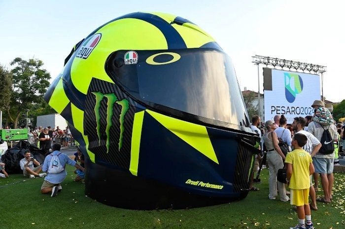 Helm Valentino Rossi versi titan ada di Pesaro, Italia, dua kali tinggi orang Italia dan beratnya lebih dari 400 kg.