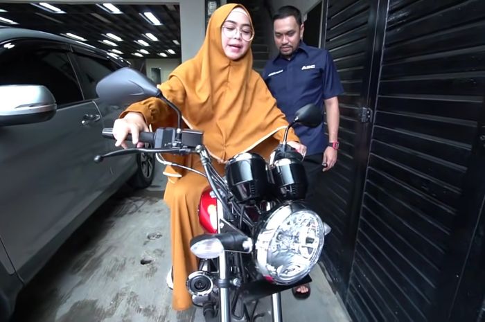 Ria Ricis saat menjajal Yamaha RX-King 0 Km.