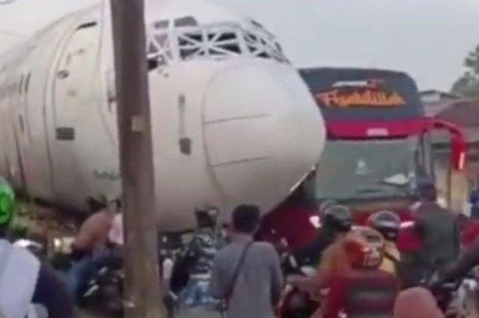 Heboh video truk angkut badan pesawat bikin jalanan macet parah