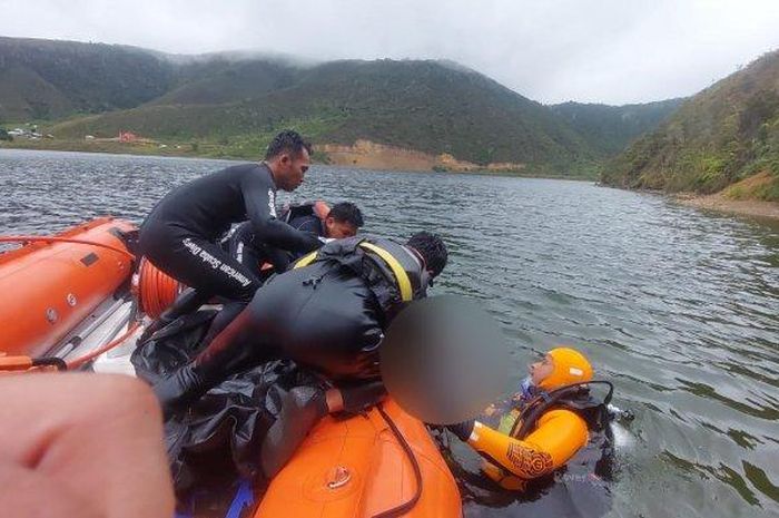 Evakuasi korban Toyota Hilux terjun ke danau Anggi, kampung Kibrey, Distrik Sururey, Pegunungan Arfak, Papua Barat