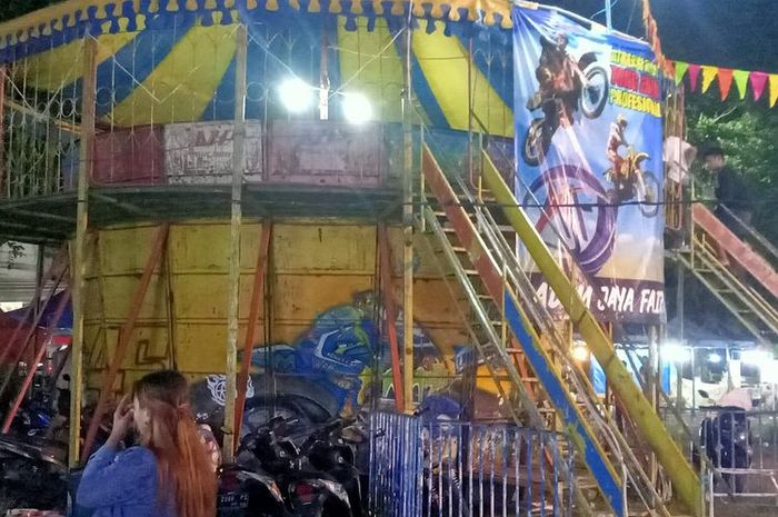 Motor di atraksi tong setan terlempar dan mengenai penonton. Dua korban masih anak-anak