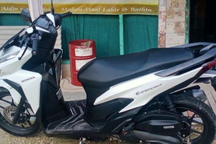 Honda Vario 150 milik Kades Kemlagilor sebelum lenyap digondol maling karena parkir di samping rumah dengan posisi kunci kontak dan STNK ikut dibawa kabur