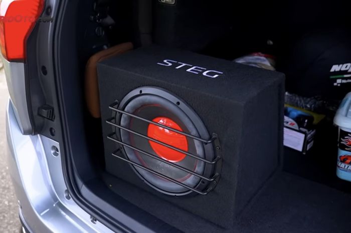 Box subwoofer simpel di bagasi