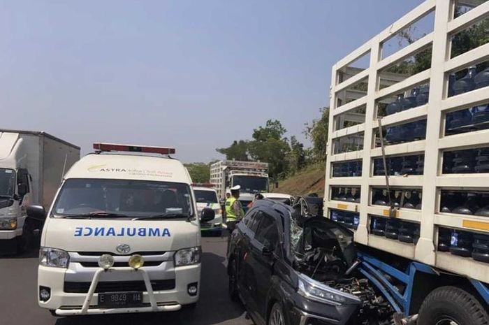 Toyota Veloz menabrak truk Hino di ruas jalan Tol Cipali kilometer 94.800, Selasa (26/7/2022) satu  meninggal dunia.