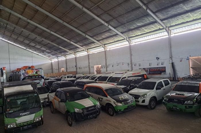 Puluhan kendaraan operasional ACT disita di Gudang Wakaf Distribution Center (WDC), Global Wakaf Corpora, Bogor, Jawa Barat, Rabu (27/7/2022). 