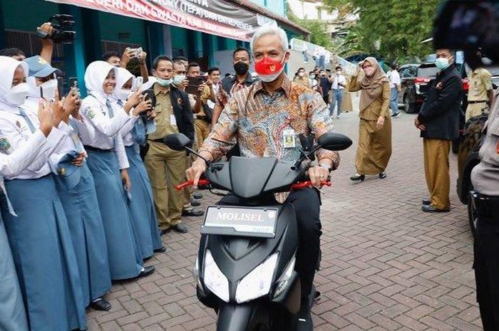 Gubernur Jawa Tengah Ganjar Pranowo, berkesempatan menjajal Molisel (skuter listrik) karya siswa SMK Negeri 2 Banjarnegara. 