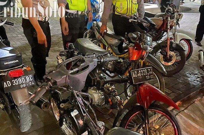 Polisi menyita Honda CB100, C70 dan 25 motor lain di Desa Borangan, Kecamatan Manisrenggo, Kabupaten Klaten.