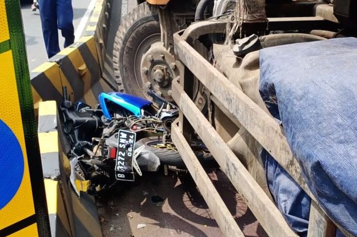 Truk yang melintas di jalur Bus Transjakarta tabrak motor hingga renggut 1 korban jiwa