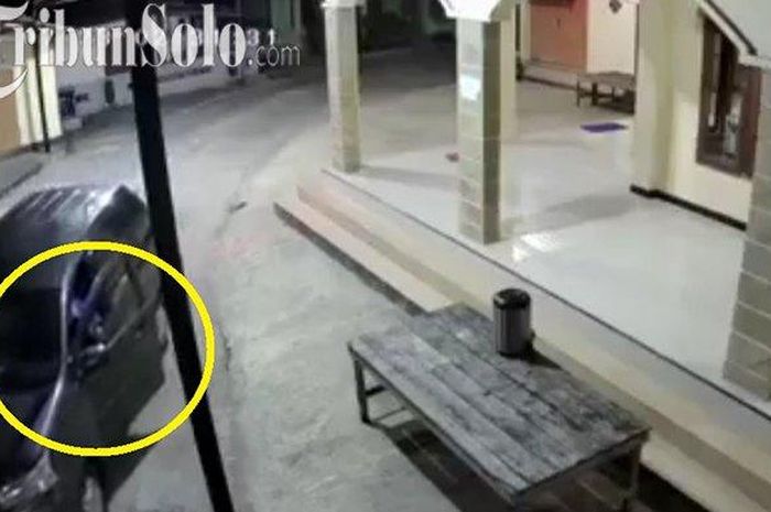 Pelaku pencurian kotak amal  bermobil terekam CCTV  saat melakukan aksinya.
