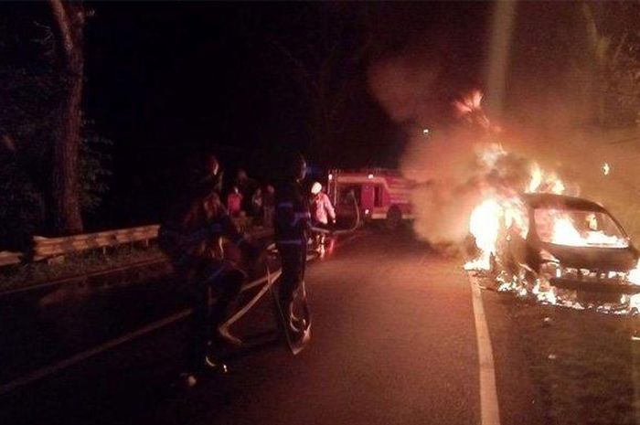 Grnad Livina berpenumpang 2 orang ludes terbakar di Jalan Raya Sumedang-Cirebon, tepatnya di Dusun Sidaraja Desa Padanaan, Kecamatan Paseh, Sumedang, Kamis (28/7/2022) malam. 