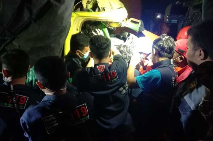 Sopir truk yang terjepit kabin dievakuasi Basarnas Yogyakarta Unit Siaga Kulon Progo akibat tabrakan dengan bus