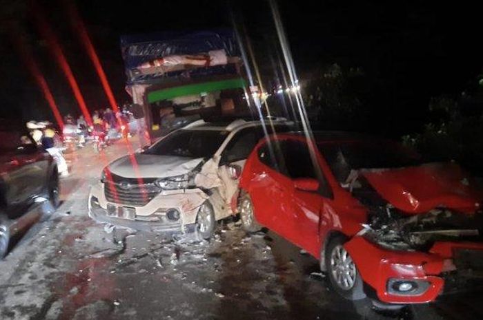 Tabrakan beruntun delapan mobil terjadi di Jalan Raya Padang Panjang-Bukittinggi, Nagari Singgalang, Kecamatan X Koto, Kabupaten Tanah Datar, Sumatera Barat (Sumbar), Jumat (29/7/2022). 