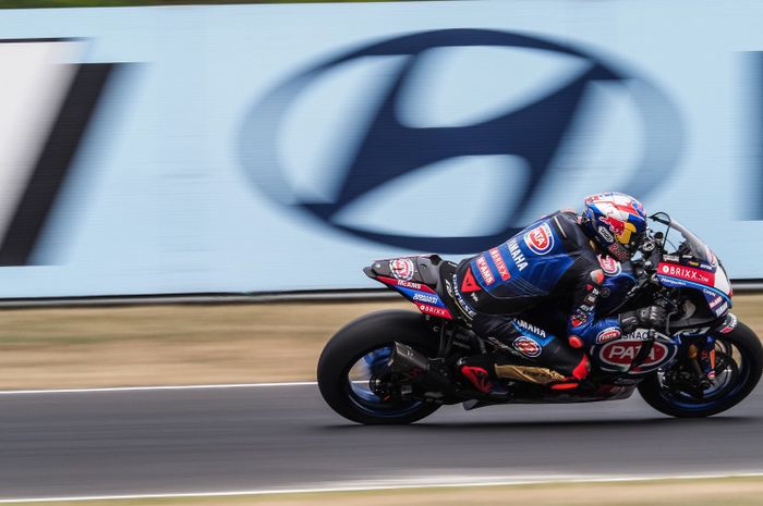 Toprak Razgatlioglu sukses asapi Jonathan Rea dan raih kemenangan pada Superpole Race WorldSBK Ceko 2022, Minggu (31/07).