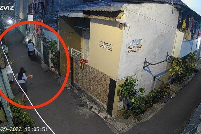 Sedang Enak main HP disambar pengendara  berboncengan motor,  aksinya terekam CCTV