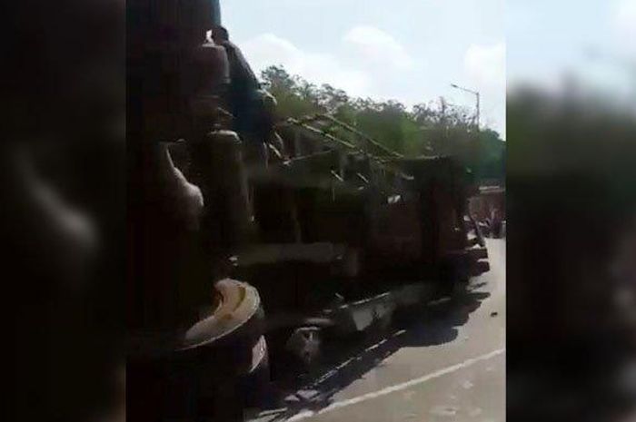 Isuzu Panther berubah gepeng usai tertimpa truk trailer muatan triplek