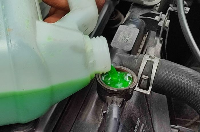 Ilustrasi pengisian radiator coolant ke radiator
