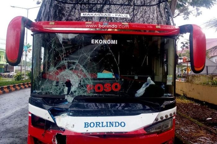 Bus Borlindo DD 7040-RF tabrak pengendara Honda Scoopy DP 2532-FD mengakibatkan pengendara sepeda motor meninggal dunia(31.7/2022) 