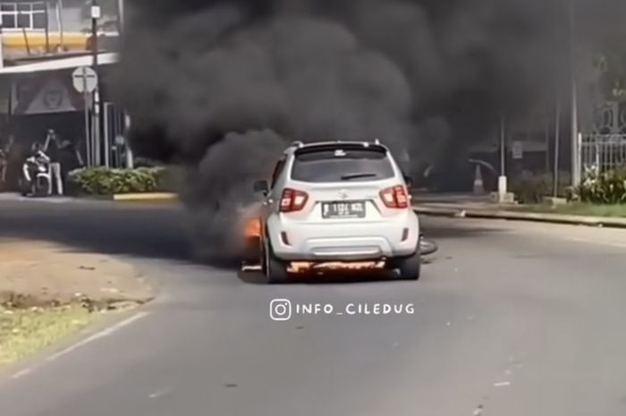 Suzuki Ignis yang Terbakar di Depan Apartemen Emerald, Bintaro, Tangerang Selatan