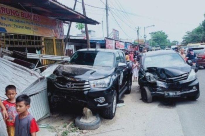 Toyota Hilux tabrak Avanza dan motor gara-gara sopir ngantuk. Satu orang meninggal dunia