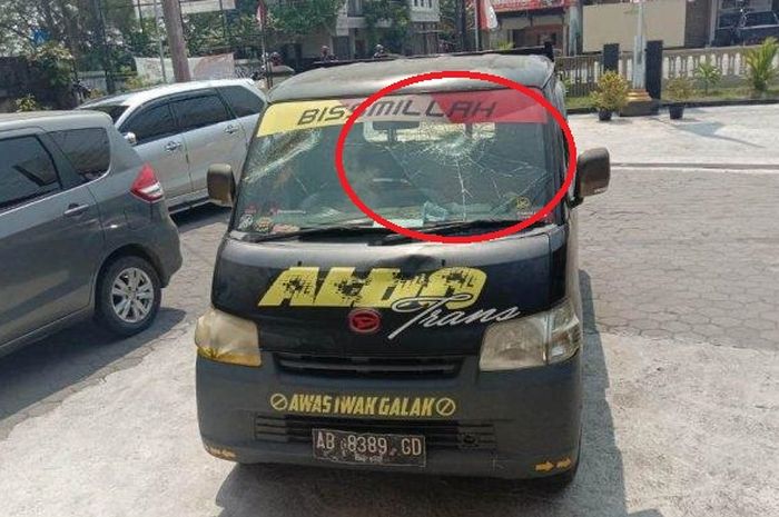 Dalam lingkaran merah, kaca depan Daihatsu Gran Max pecah akibat ayunan balok dari dua warga yang dendam saat hajatan di Ambarketawang, Gamping, Sleman, Yogyakarta