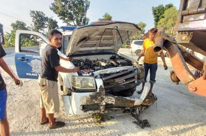 Ford Ranger Patroli nopol X 1105-59 mental ke sawah usai ditendang truk tronton saat tangani kasus kecelakaan lain di desa Compreng, Widang, Tuban, Jawa Timur