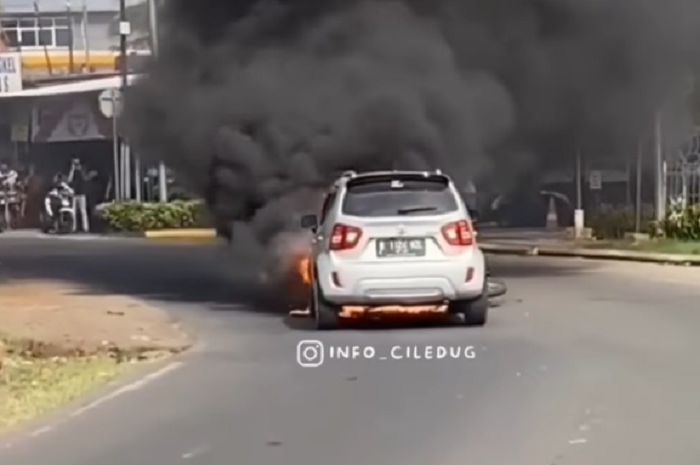 Mencekam, video motor Yamaha RX-King terbakar sambar Suzuki Ignis di Bintaro.