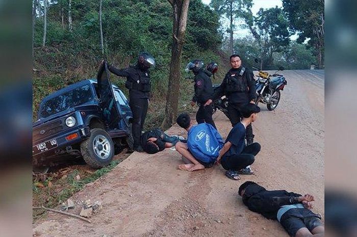 Empat remaja penumpang dan sopir Suzuki Katana diikat tim Maung Galunggung karena lakukan tabrak lari