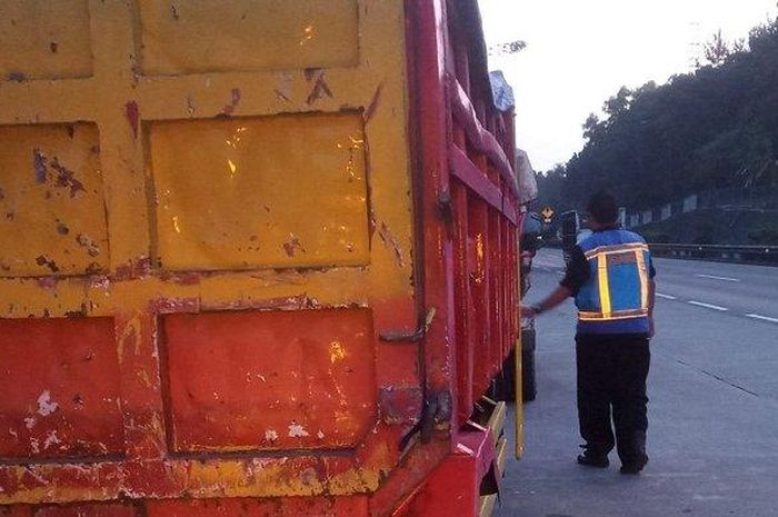 Truk yang parkir di bahu jalan tol Trans Jawa diperingatkan oleh petugas Dishub.