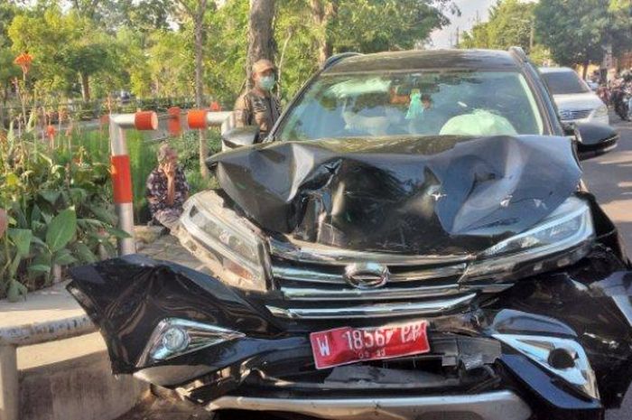 Daihatsu Terios pelat merah milik Kanwil Kemenag Jatim tabrak motor dan Toyota Kijang Innova hingga buruk rupa di Tenggilis, Mejoyo, Surabaya