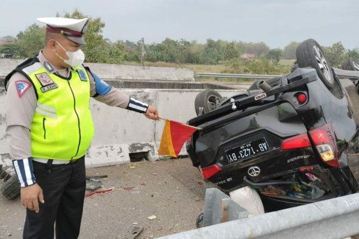 Toyota Avanza isi sembilan orang kayang di tol Jombang-Mojokerto gara-gara sopir mendadak batuk