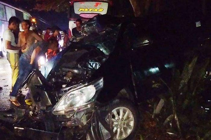 Kondisi Kijang Innova rusak berat setelah kecelakaan dengan bus Harapan Indah di Aramiyah, Langsa.