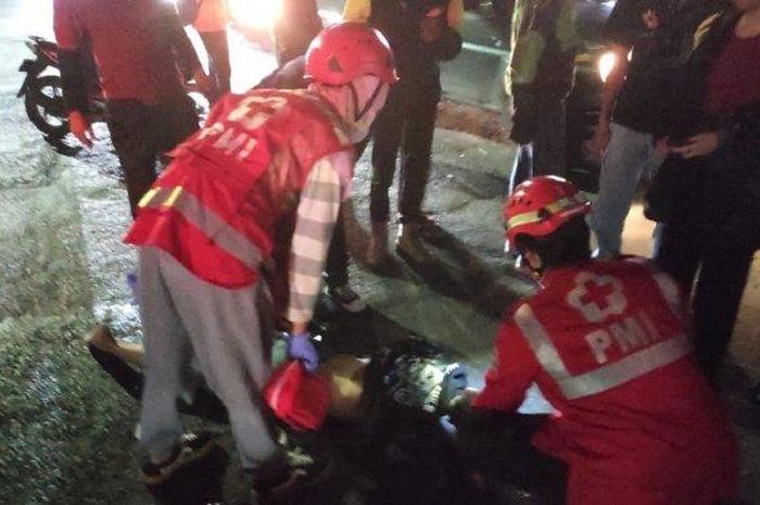 Tim medis PMI kota Malang mengevakuasi jenazah pengendara Honda CBR250RR yang tamat setelah tabrak trotoar dan pohon