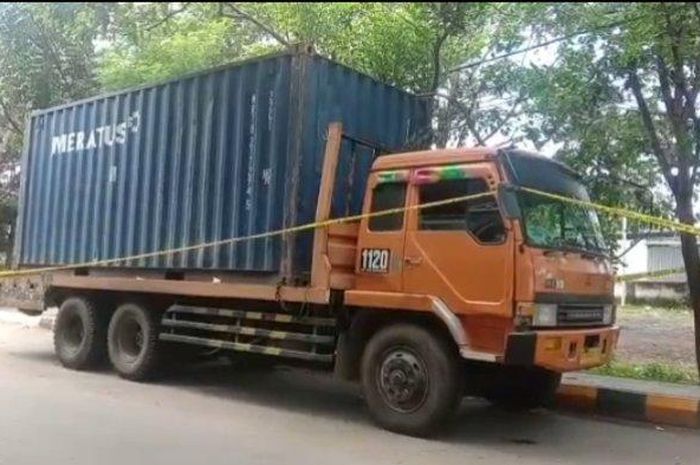 Truk kontainer yang diparkir di Jl Sultan Hasanuddin, Binamu, Jeneponto, Sulawesi Selatan, isi kabinnya menghebohkan warga, Selasa (2/8/2022).