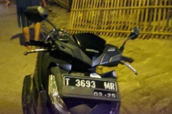 Honda Vario 150 milik maling yang ditinggal lari karena tepergok warga saat nyolong batang besi seharga Rp 100 ribuan