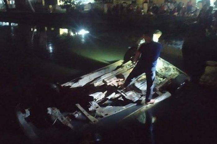Daihatsu Xenia tenggelam di waduk Sukabangun, Sukarami, Palembang saat dikemudikan wanita, Puput Trinanti