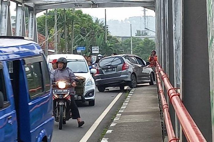 Honda Jazz GE8 gagahi trotoar jembatan Cimaja, Sukabumi, Jawa Barat usai tampar keras pengendara motor matik hingga kritis