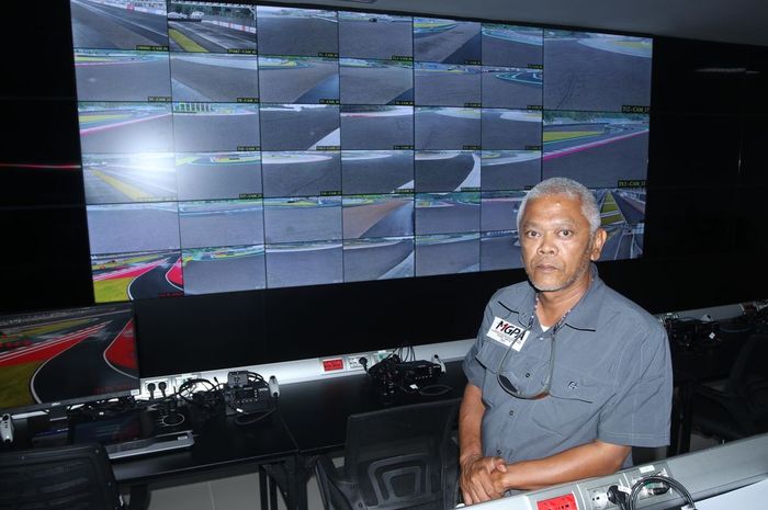 Direktur Utama Mandalika Grand Prix Association Priandi Satria berada di ruangan race control sirkuit Mandalika.
