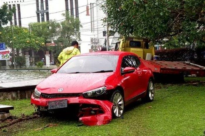 VW Scirocco tabrak pembatas jalan dan mendarat di kolam air mancur di Jl Sudirman, kota Medan, Sumatera Utara