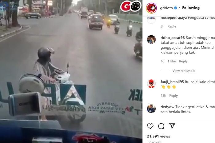 Tangkapan layar video emak-emak naik matik yang bikin pengendara lain kesal.