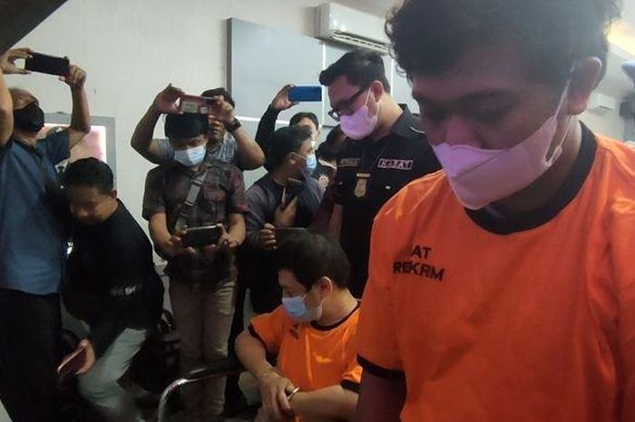 Dua tersangka pelaku pembunuhan, terhadap sopir taksi online di Indramayu, Jawa Barat. Daihatsu Luxio milik korban kemudian dijual Rp 10 juta.