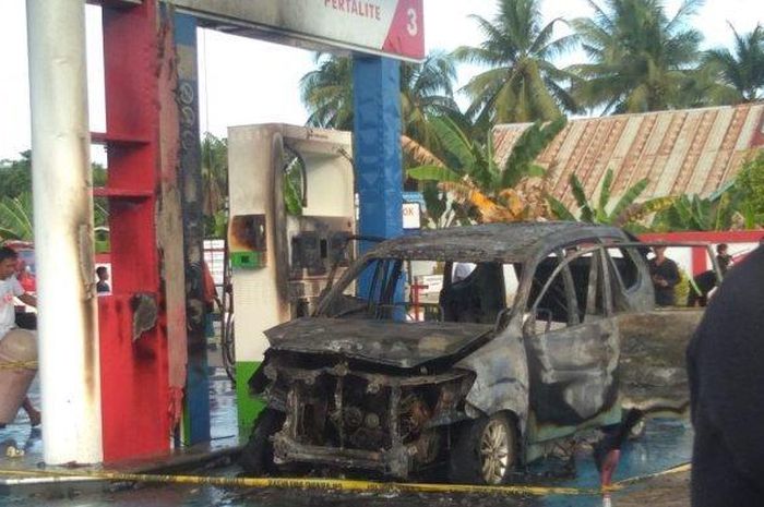 Toyota Avanza terbakar di SPBU desa Lare-lare, Bua, Luwu, Sulawesi Selatan