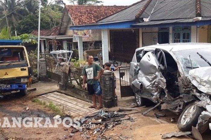 Toyota Kijang Innova ditebas habis dump truck, separuh bodi teriris di desa Serdang, Toboali, Bangka Selatan