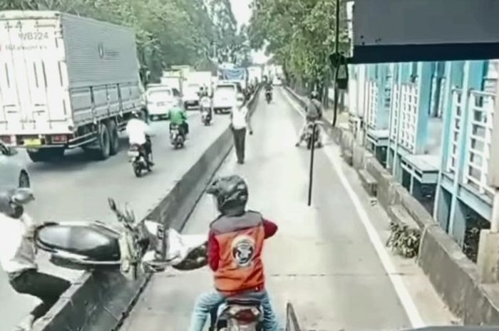 Panik, pemotor kocar-kacir lihat polisi di ujung jalan Bus Transjakarta