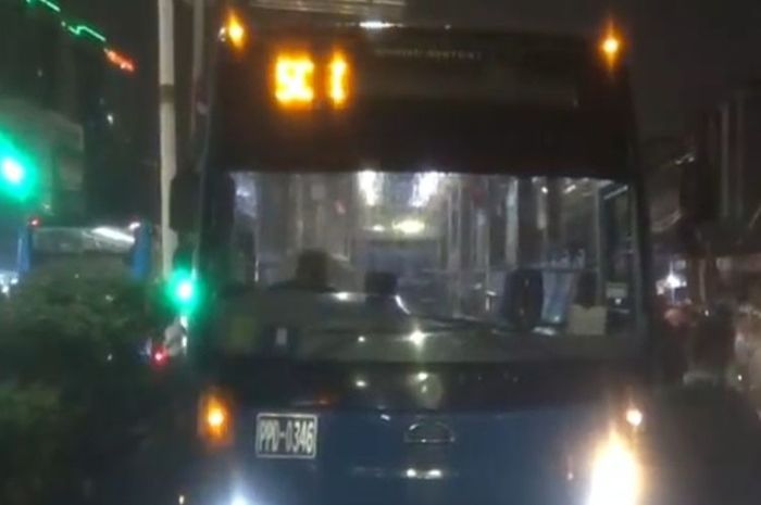 Vespa terobos lampu merah ditabrak bus Transjakarta