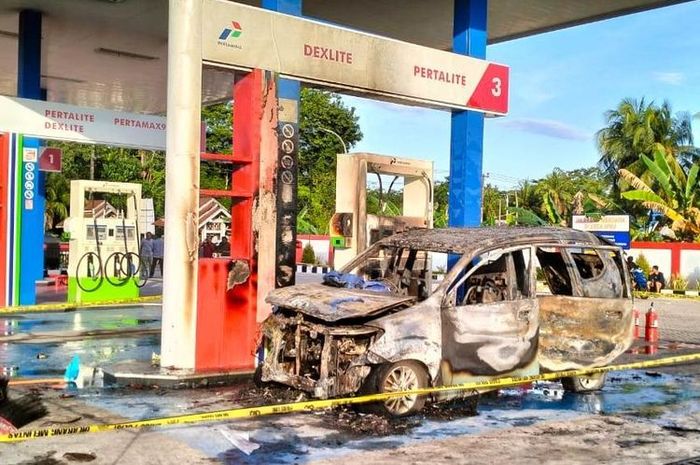 Daihatsu Xenia hangus terbakar saat akan mengisi BBM di SPBU, ulah Sopir ngawur main handphone