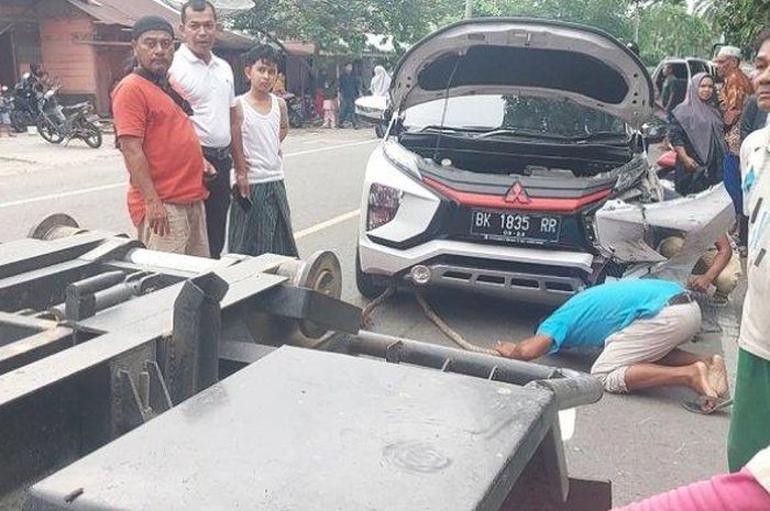 Mitsubishi Xpander dievakuasi setelah cacat bodi akibat dihajar Toyota Rush di Teupin Mane, Juli, Bireuen, Aceh